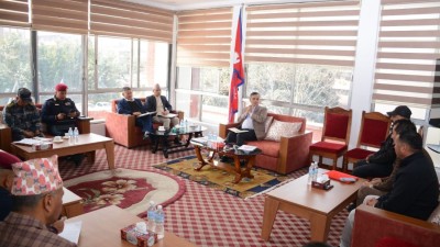  धादिङ बस दुर्घटनाका घाइतेको उपचारलाई प्राथमिकता दिन गृहमन्त्रीको निर्देशन 